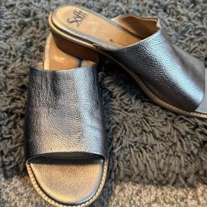 Black leather sandals with a touch of glamour #leathersandals